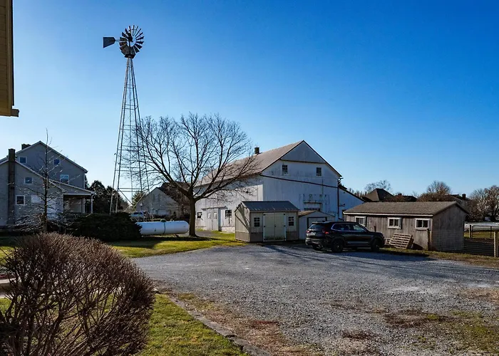 Cozy Farmhouse Near All Attractions