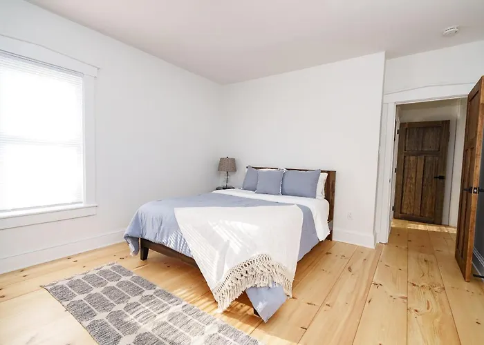 Cozy Farmhouse Near All Attractions