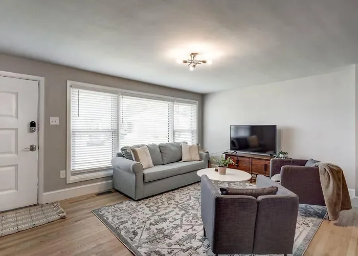 Renovated 2 Bedroom Home Close To Lancaster Attractions